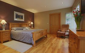 Spacious 4 Bedroom Home - 5 Min Walk To Town